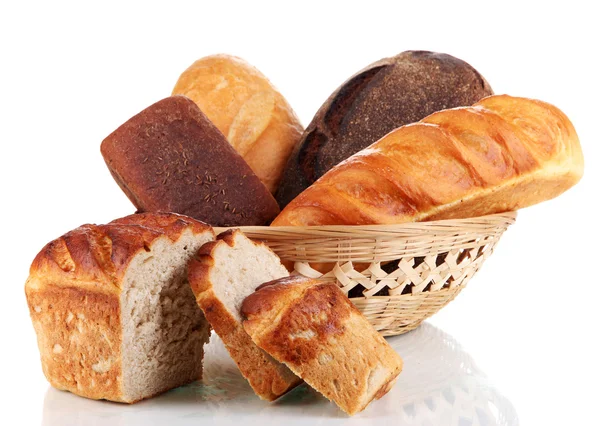 Pane fresco in cesto isolato su bianco — Foto Stock