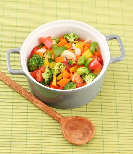 Ragoût de légumes en pot gris sur fond de tapis de bambou — Photo