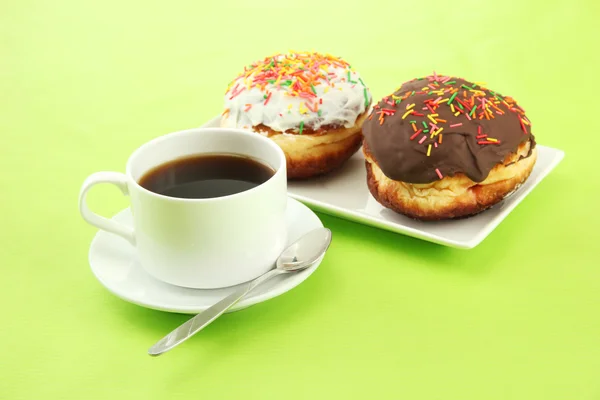 Smakelijke donuts op kleurplaat op kleur achtergrond — Stockfoto