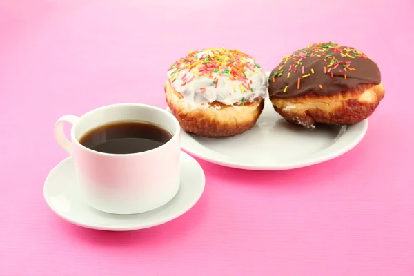 Velsmagende donuts på farveplade på farve baggrund - Stock-foto