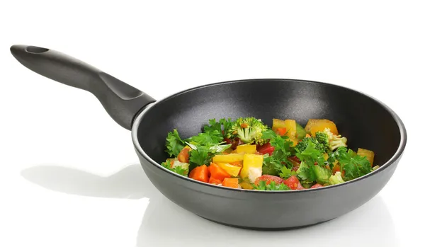 Нарізані свіжі овочі в сковороді ізольовані на білому — стокове фото