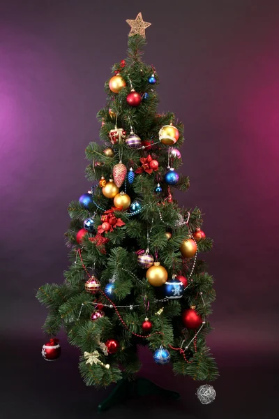 koyu renk arka plan üzerinde Noel ağacı süslü