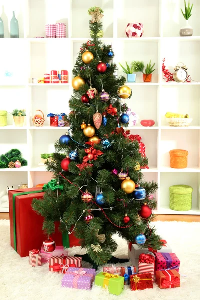 Árvore de Natal decorada em casa interior fundo — Fotografia de Stock