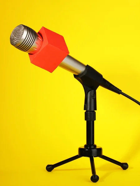 Micrófono en soporte sobre fondo amarillo —  Fotos de Stock