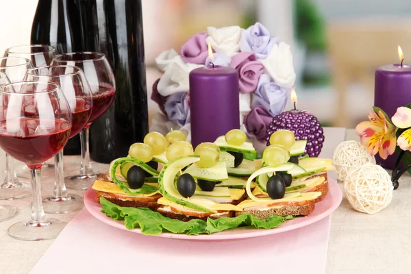 Canapes and wine in restaurant — Stock Photo, Image