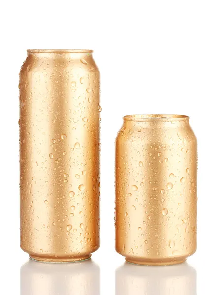 alüminyum kutular ile su damlaları izole üzerinde beyaz