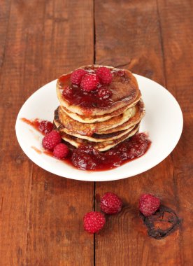 ahşap zemin üzerine lezzetli tatlı krep