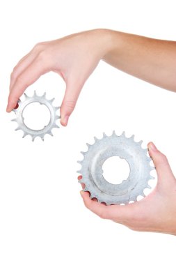 bir çift eski metalik cogwheels onun elinde tutan adam