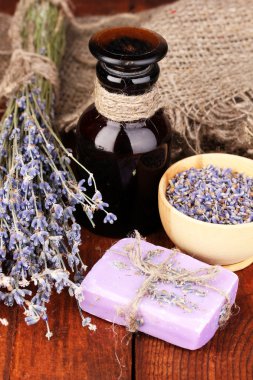 Lavanta çiçekleri ve kavanoz