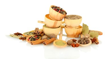 ahşap kase ve baharat üzerine beyaz izole kaşıklarla