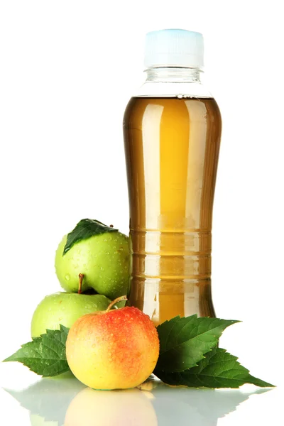 Beyaz izole tatlı elma suyuyla şişe — Stok fotoğraf