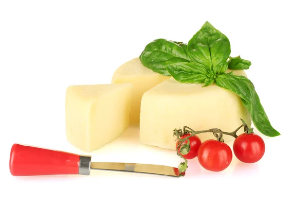 Нарезанный сыр моцарелла с овощами, изолированными на белом — стоковое фото