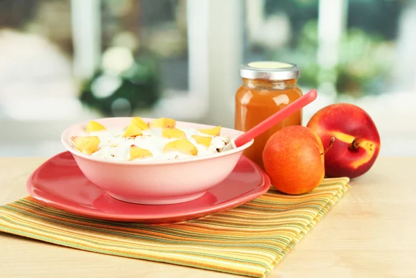 Comida de dieta saborosa e garrafas de suco, na mesa de madeira — Fotografia de Stock