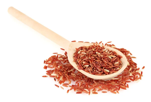 Arroz vermelho em colher de madeira isolada sobre fundo branco — Fotografia de Stock