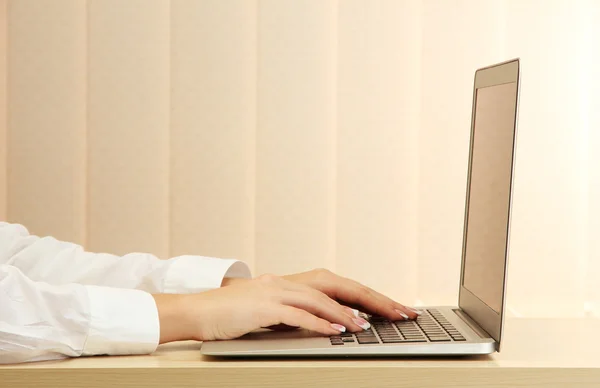 Mani femminili che scrivono su laptot, primo piano — Foto Stock