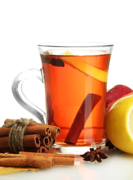 Taza de té caliente y hojas de otoño, aisladas en blanco — Foto de Stock