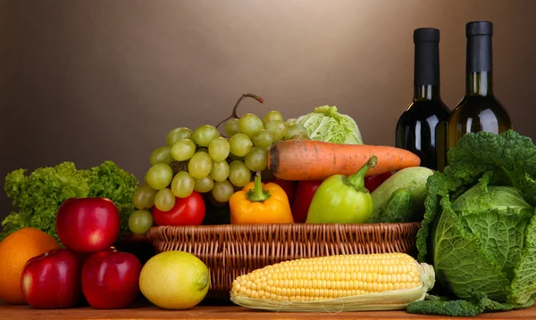 作文与蔬菜和水果的柳条篮棕色背景上 — 图库照片