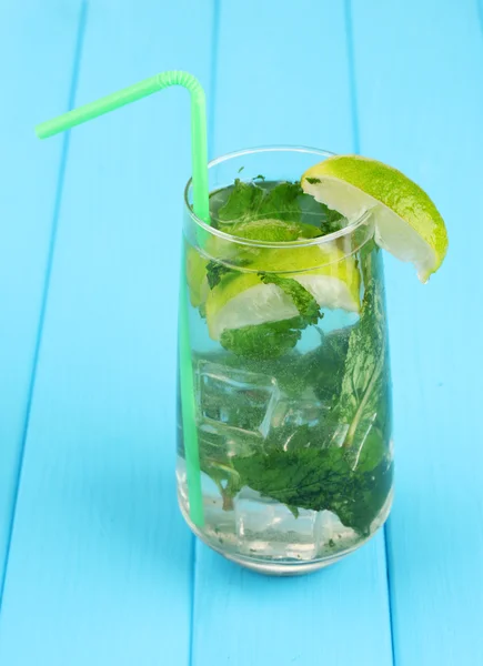 Mojito em fundo azul — Fotografia de Stock