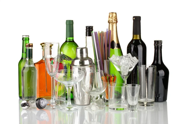 Collecte de divers verres et boissons isolés sur blanc — Photo