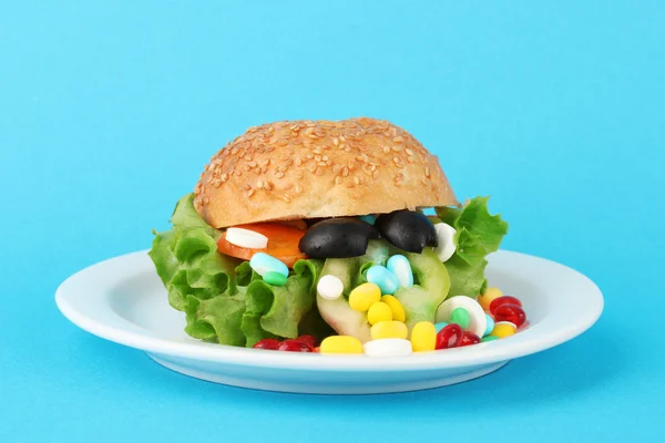 Imagen conceptual para el cuidado nutricional: vitaminas variadas y suplementos nutricionales en bollo.Sobre el fondo de color —  Fotos de Stock