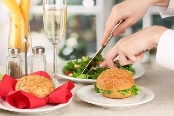 Mano femminile con cena su sfondo luminoso — Foto Stock