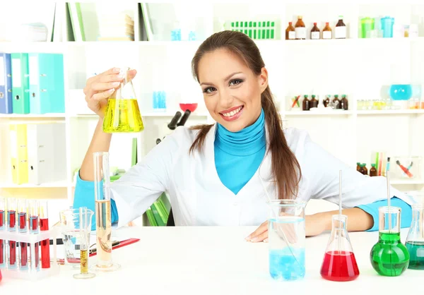 Giovane scienziato in laboratorio — Foto Stock