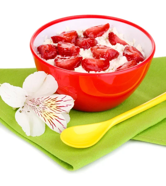 Τυρί cottage σε κόκκινο μπολ με φέτες τις φράουλες απομονωθεί σε λευκό — Φωτογραφία Αρχείου