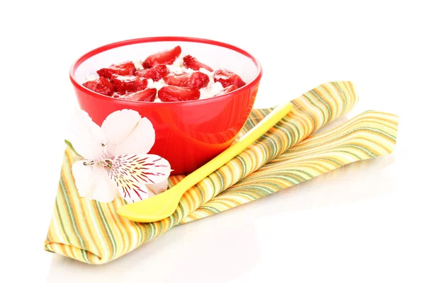 Queso de cabaña en tazón rojo con fresas en rodajas aisladas en blanco — Foto de Stock