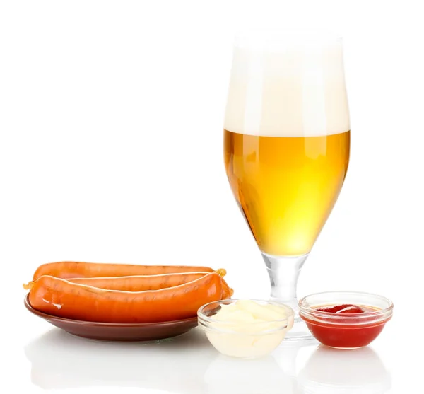 Birra e salsicce grigliate isolate su bianco — Foto Stock