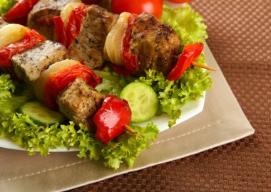 lezzetli ızgara et ve sebze şiş tablo üzerinde plaka üzerinde
