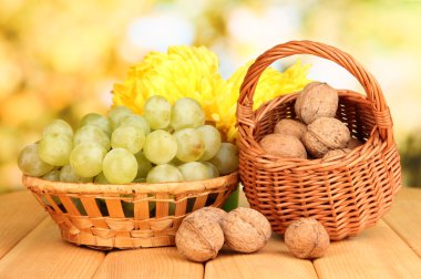 üzüm sepeti ahşap masa üzerinde fındık