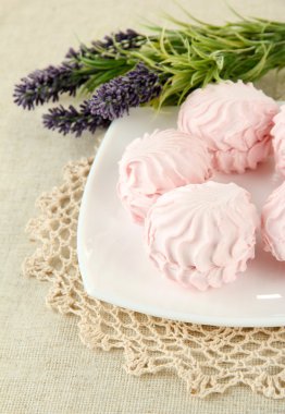 açık renkli plaka üzerinde Marshmallows