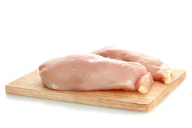 çiğ tavuk eti üzerinde beyaz izole kesme tahtası üzerinde