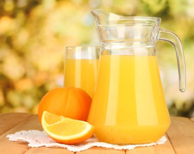 tam cam ve portakal suyu ve portakal ahşap tablo açık sürahi