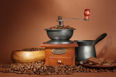 Kahve değirmeni, turk ve kahverengi zemin üzerine kahve çekirdekleri