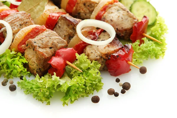 Välsmakande grillat kött och grönsaker på spett, isolerad på vit — Stockfoto