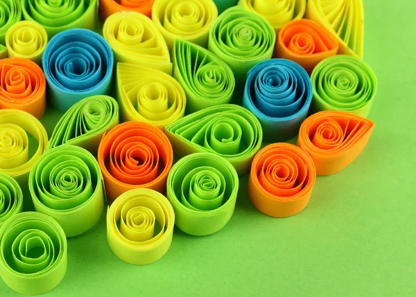 Quilling colorido no fundo verde close-up — Fotografia de Stock