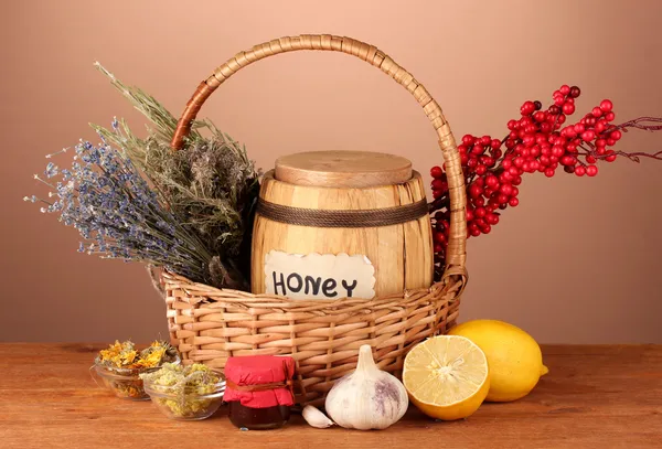 Honing en andere natuurlijke geneeskunde voor winter rookgassen, op houten tafel op bruine achtergrond — Stockfoto