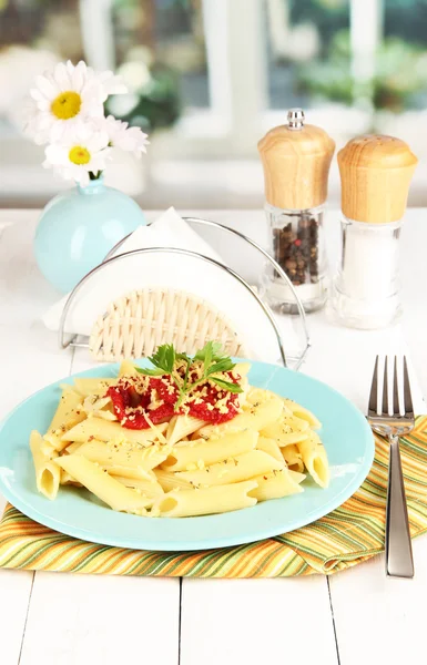 Prato de macarrão Rigatoni com molho de tomate na mesa de madeira branca no café — Fotografia de Stock