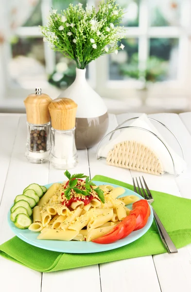Rigatoni makarna yemek Café Beyaz ahşap masa üzerine domates sos ile — Stok fotoğraf