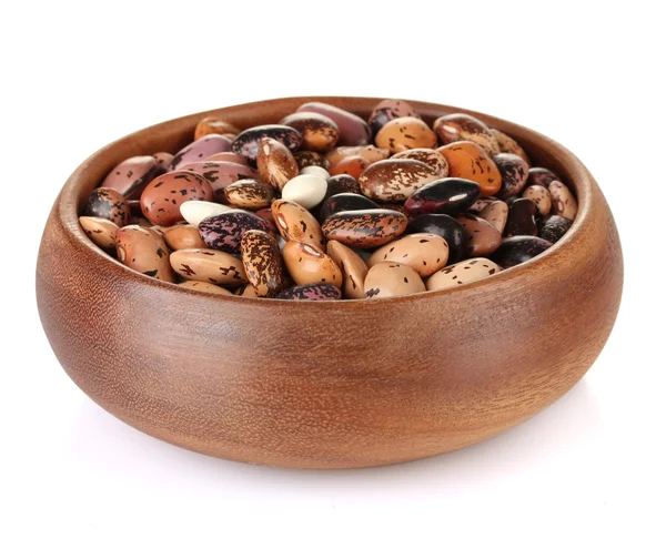 Dřevěná miska s fazolemi, izolované na bílém — Stock fotografie