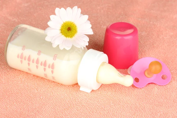 ピンクのタオルにミルクの哺乳瓶 — ストック写真