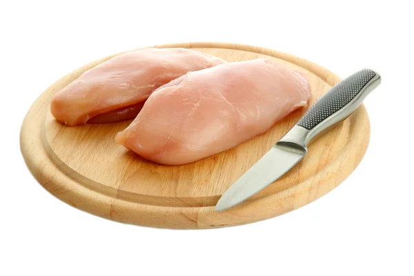 Çiğ tavuk eti üzerinde beyaz izole kesme tahtası üzerinde — Stok fotoğraf