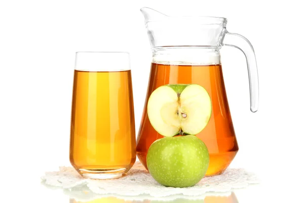 Vol glas en kruik van appelsap en appels isolted op wit — Stockfoto