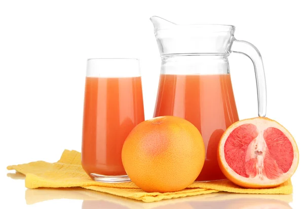 Verre plein et cruche de jus de pamplemousse et de pamplemousses isolés sur blanc — Photo