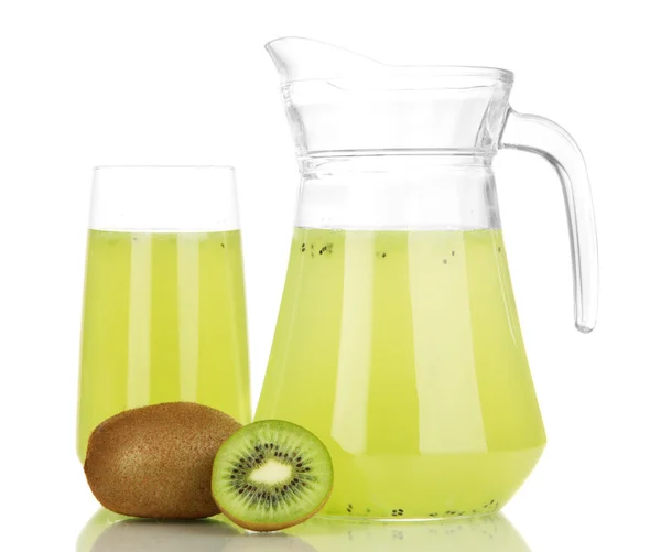 Vol glas en kruik van kiwi-sap en kiwi geïsoleerd op wit — Stockfoto