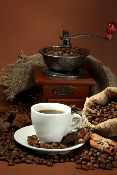 fincan kahve değirmeni, turk ve kahverengi zemin üzerine kahve çekirdekleri