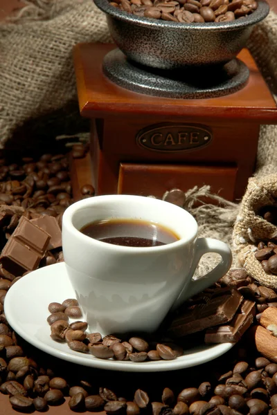 Taza de café, molinillo, frijoles turcos y café sobre fondo marrón —  Fotos de Stock