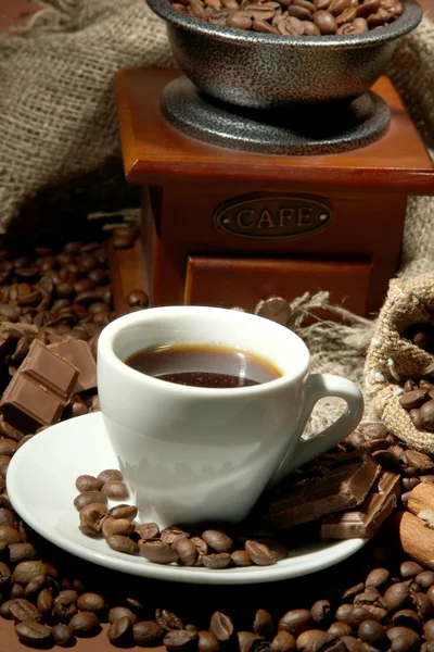 Tazza di caffè, macinino, fagioli turchi e caffè su sfondo marrone — Foto Stock