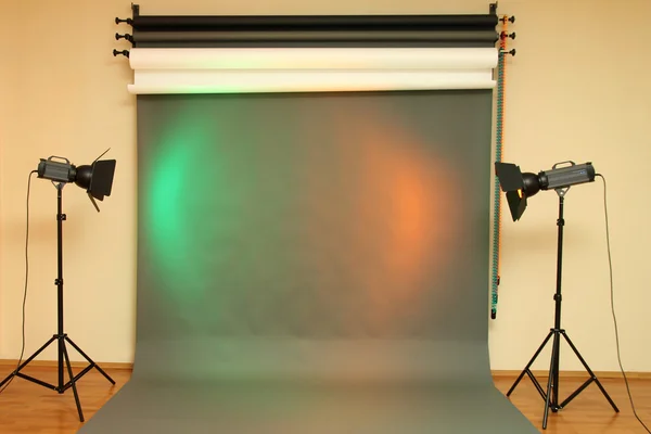 Lege fotostudio met verlichtingsapparatuur — Stockfoto